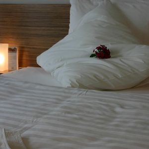 Zimmer mit Kingsize-Bett